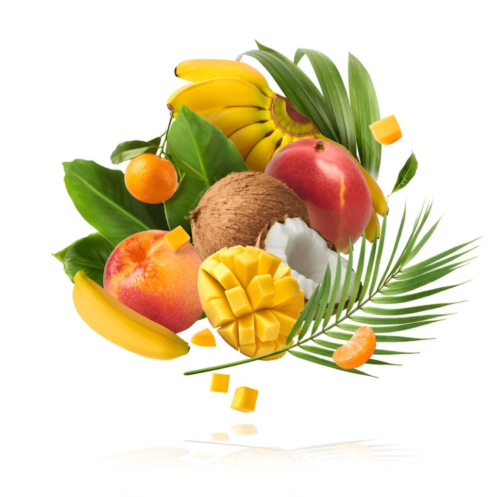Mangue, noix de coco, banane et feuilles tropicales en composition dynamique.